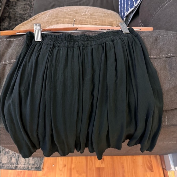 Brandy Melville Black Pleated Elastic Waist Mini Skirt: M-L - Picture 3 of 3